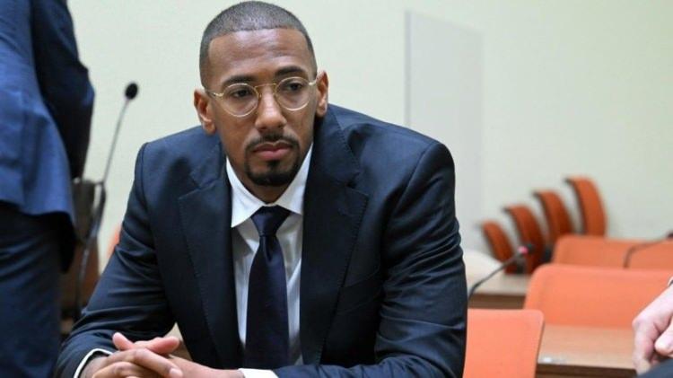 <p><span style="color:#000000"><strong>Çarşamba günü yeniden görülen mahkemede Boateng'ın ilk yargılandığı döneme göre gelir durumunun düşmesi gerekçe gösterilerek cezada indirim yapıldı. Buna göre ünlü futbolcunun kasten adam yaralama ve hakaretten 1.2 milyon Euro para cezası ödemesine karar verildi. </strong></span></p>