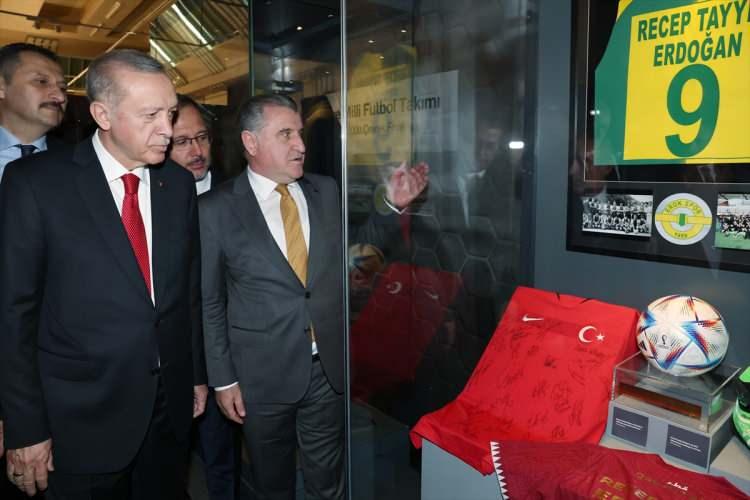 <p>Cumhurbaşkanı Recep Tayyip Erdoğan, Cumhuriyet'in 100'üncü Yılı Etkinlikleri kapsamında, Cumhurbaşkanlığı Külliyesi Sergi Salonu'nda düzenlenen Şut ve Gol: Türk Futbol Tarihi Sergisi'nin açılışına katıldı. </p>
