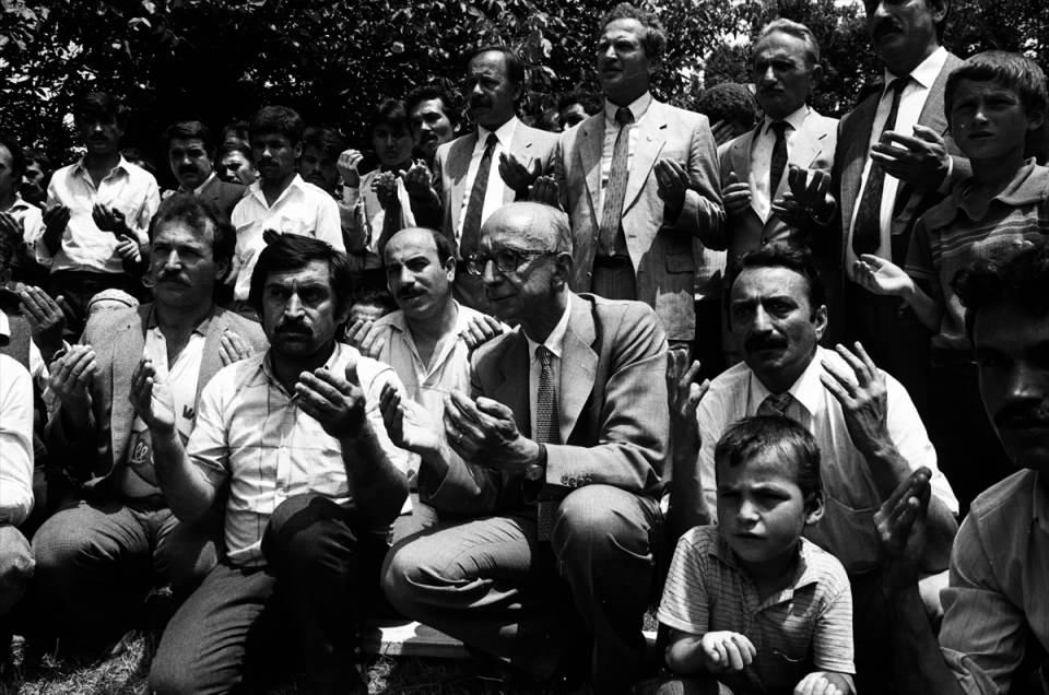 <p><strong>- 1989 seçimlerinden birinci parti çıktı</strong></p>

<p>Erdal İnönü liderliğindeki SHP, Anavatan Partisi'nin (ANAP) iktidarda bulunduğu 1989 yerel seçimlerinde oyların yüzde 28,7'sini alarak birinci parti konumuna yükseldi. SHP, başta İstanbul, Ankara ve İzmir olmak üzere 67 il merkezindeki belediye başkanlıklarının 39'unu kazandı.</p>

<p> </p>
