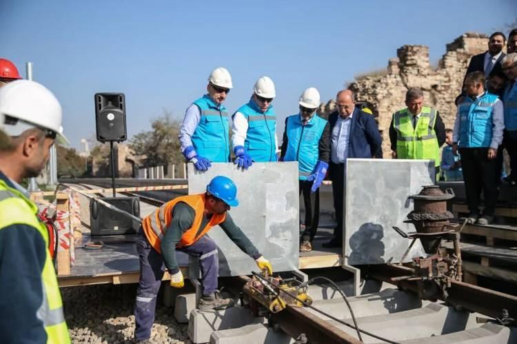 <p>Karaismailoğlu, projede şu ana kadar yüzde 45 fiziki ilerleme kaydettiklerini de duyurarak hattın 2023'ün mayıs ayın ayına kadar bitmesini hedeflediklerini belirtti.</p>
