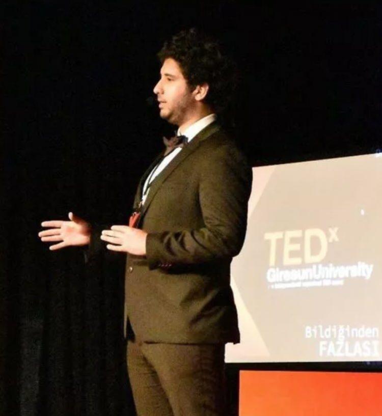 <p><span style="color:#000000"><strong>Aynı zamanda genç isim, TEDx'de konuşmacı olarak sahneye çıktı.</strong></span></p>
<p> </p>
<p> </p>