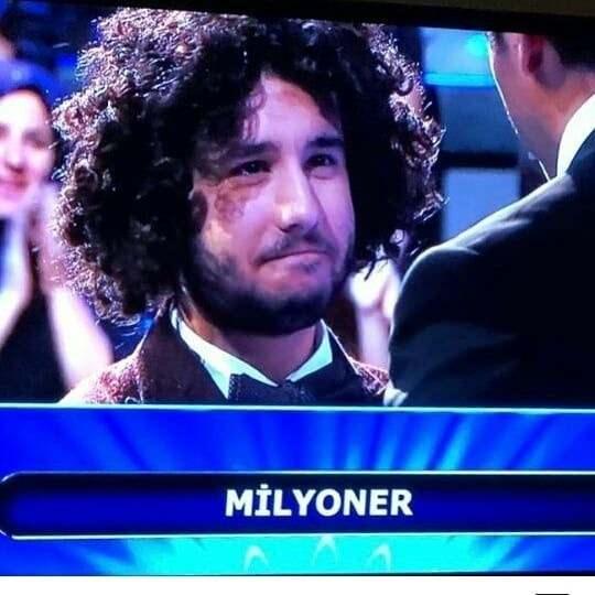 <p><span style="color:#000000"><strong>Saçları, papyonu ve sempatik tavırlarıyla izleyicileri gülümseten şampiyon Arda Ayten'in şimdi ne yaptığı merak konusu oldu. </strong></span></p>