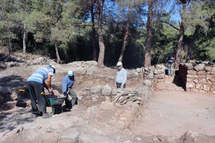 <div><strong>ARKEOLOJİK AÇIDAN OLDUKÇA ÖNEM TAŞIYOR</strong></div>
<div> </div>
<div>Yeni keşiflerin geldiği antik kent kıyıdan 800 metre sahil şeridine sahip. </div>