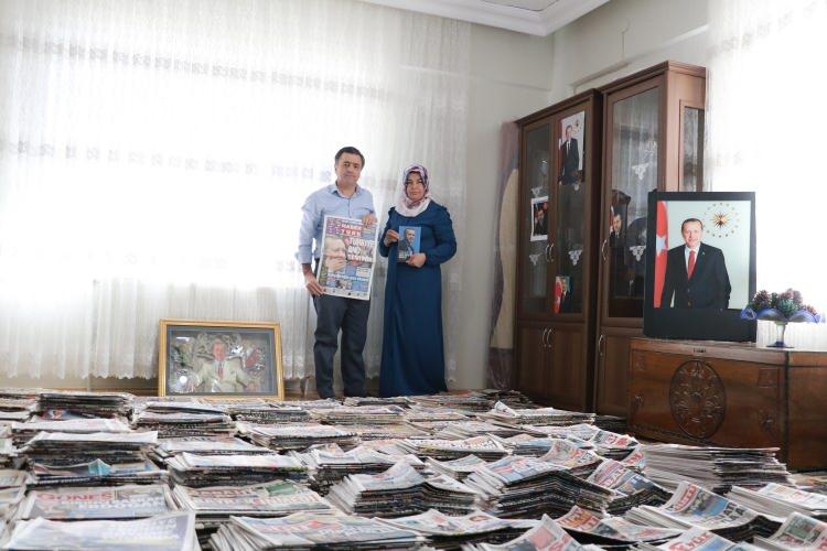 <p> "Gelip bakmasını isteriz" Eşi Öznur Kurucan ise, “Yıllardır kocam dergileri, gazeteleri ayarlamış ve arşivlemiş. Onun için biz her gittiğimiz evin bir odasını cumhurbaşkanımızın odası olarak ayarlıyoruz. İlgi ile sevgi ile bakıyoruz bizler ve arkadaşları da destekliyoruz. Cumhurbaşkanımızı çok seviyoruz. Cumhurbaşkanımızın odasına evine gelip bakmasını isteriz. Allah başımızdan eksik etmesin” dedi.</p>