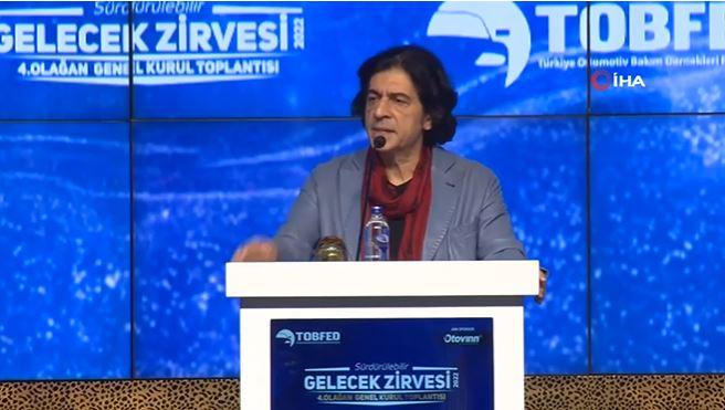 <p><strong>Son olarak  ünlü şovmen Okan Bayülgen ilk yerli otomobil Togg ile ilgili dikkat çeken açıklamalarda buundu. Bayülgen, Togg’un Türkiye için bir devrim olduğunu söyledi. Togg’un dev ekranını çok faydalı bulduğunu söyleyen Bayülgen, bu ekranın sürücülere pek çok kolaylık sağlayacağını belirtti.</strong></p>
