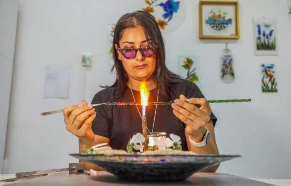 <p>Antalya Olgunlaşma Enstitüsü'nce hazırlanan 'Camdan Çiçekler' adlı koleksiyonda, kente özgü endemik çiçekler, camda şekilleniyor. Cam sanatçısı Esra Bozoğlan'ın başlatıp, genişlettiği projede camdan çiçekler, gerçeklerine benzerliğiyle dikkati çekiyor.</p>
