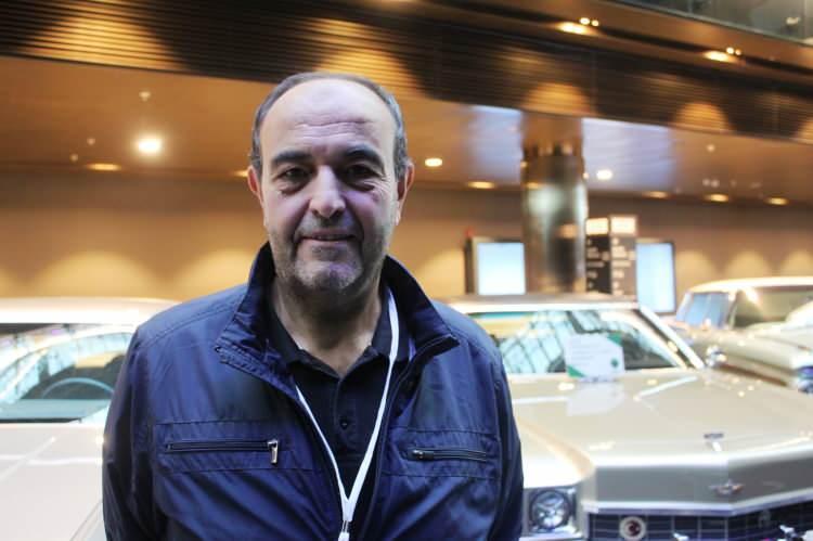 <p><strong>“60 yaşındayım, 12 yaşımdan beri klasik otomobillerle uğraşıyorum”</strong></p>

<p>Esnaflıktan emekli olduğunu ve klasiğe gönül verdiğini söyleyen klasik otomobil sahibi Ali Öziplikçi, “Çocukluğumuzdan beri klasiklere gönül veriyoruz. Onun için şimdi emekliliğimi burada değerlendiriyorum. 60 yaşındayım, 12 yaşımdan beri klasik otomobillerle uğraşıyorum. İlk, babamın getirdiği klasik otomobille tanıştım. </p>
