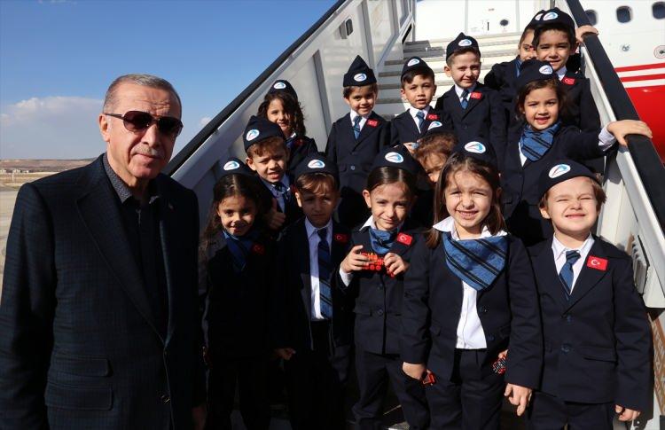 <p>Cumhurbaşkanı Recep Tayyip Erdoğan, Gaziantep İstasyon Meydanı'nda Gaziray, Büyükşehir yatırımları, 70 fabrika ile yapımı tamamlanan diğer projelerin toplu açılış töreni için Gaziantep'e geldi. Erdoğan, izcilerle sohbet etti.</p>
