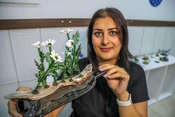 <p><strong>ŞALOMA TEKNİĞİ İLE CAM SANATI</strong></p>

<p>Bir cama şekil verebilmek için onu ısıtarak yumuşatmak gerektiğini belirten Esra Bozoğlan, "Yapacağım çiçeğin hangi bölümü ise ona göre şekli önceden tasarlıyorum. </p>
