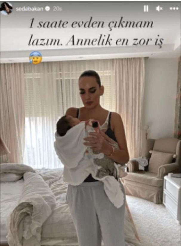 <p>Hazırlanırken kucağında kızı Elayla çekildiği ayna pozunun üzerine "1 saatte evden çıkmam lazım. Annelik en zor iş" yazan Bakan bu kareyi sosyal medya hesabından paylaştı.</p>
