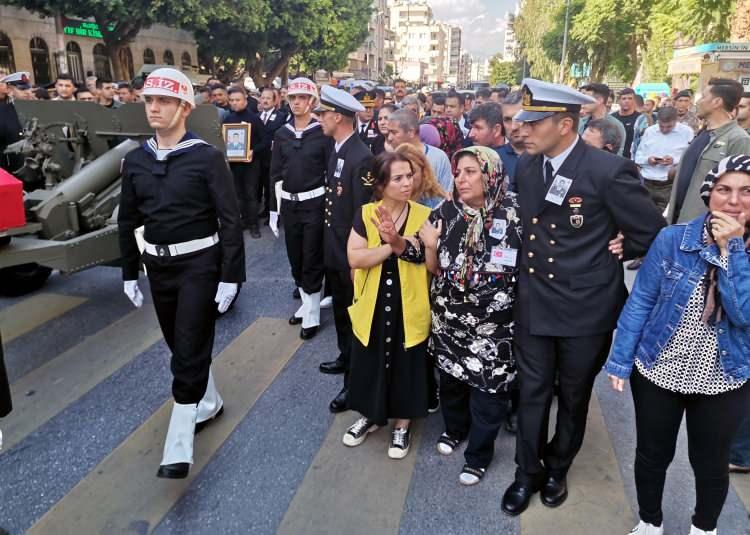 <p>Ankara'nın Gölbaşı ilçesinde serbest paraşüt atlayışı esnasında meydana gelen kazada şehit olan Hava Piyade Astsubay Kıdemli Çavuş Özkan Demir'in cenazesi, tören için Yenişehir ilçesindeki Muğdat Camisi'ne getirildi.</p>
