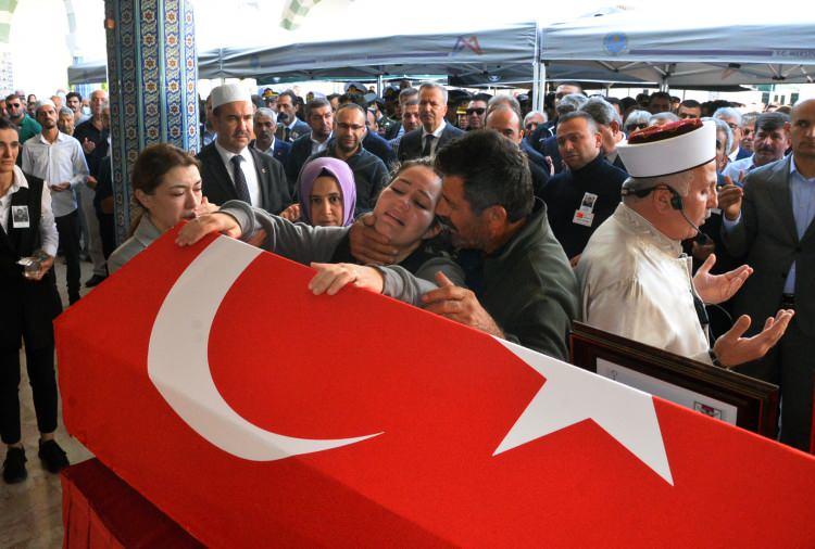 <p>Şehidin cenaze törenine Mersin Valisi Ali Hamza Pehlivan, Deniz Kuvvetleri Akdeniz Bölge ve Garnizon Komutanı Tuğamiral Fuat Gedik, İl Jandarma Komutanı Tuğgeneral Necip Çarıkcıoğlu ile annesi Aysel Demir, babası Sami Demir, eşi Hanife Demir ve yakınları katıldı. İl Müftüsü Aydın Yığman'ın kıldırdığı namazın ardından şehit Harun Yıldırım'ın cenazesi, Akbelen Mezarlığı içindeki şehitlikte toprağa verildi.</p>
