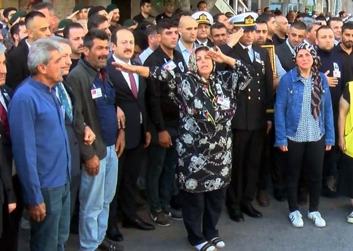 <p>Şehidin cenazesinin şehitliğe götürüldüğü sırada annesi Aysel Demir, asker selamı verdi.</p>
