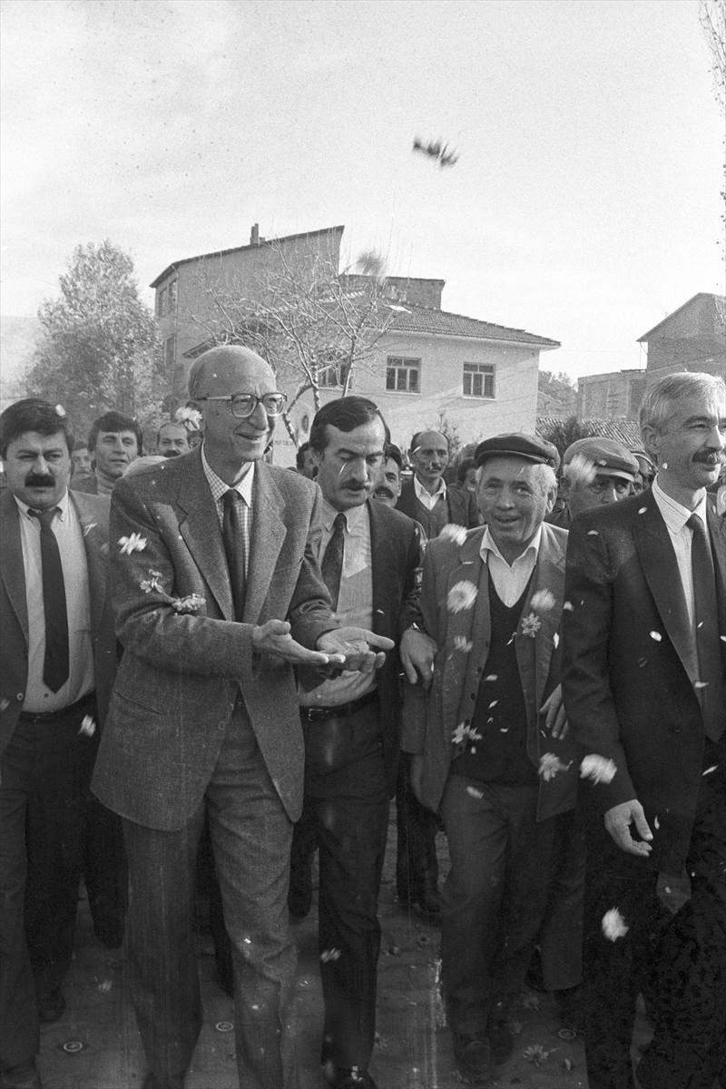 <p>Kurulmasına öncülük ettiği Sosyal Demokrasi Partisi'nin (SODEP) genel başkanı olan İnönü, partisi ile Halkçı Parti'nin birleşmesinde de etkin bir rol oynadı.</p>

<p> </p>
