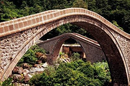 <p>Anadolu'da tarih boyunca birçok köprü yapıldı. Bunlardan en ünlüsü ise Barış Manço'nun, çok beğenilen parcasına konu olan  Malabadi Köprüsü'ydü.</p>
