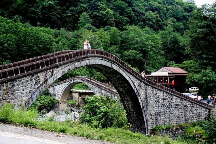 <p> İki köprü de birbirine benzemekte ve tek göz- den oluşmaktadır.</p>
