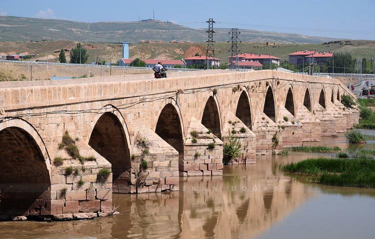 <p>Kırşehir ile Konya'yı birbirine bağlamak için yapılan köprü, Türk mimarisinin önemli eserlerindendir.</p>
