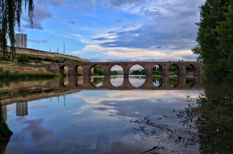 <p><strong>Dicle Köprüsü</strong></p>

<p>Dicle Köprüsü Diyarbakır-Silvan yolunda ve Dicle nehri üzerinde doğu-batı yönünde uzanan köprü, sivri kemerli on kemer gözünden oluşur.</p>
