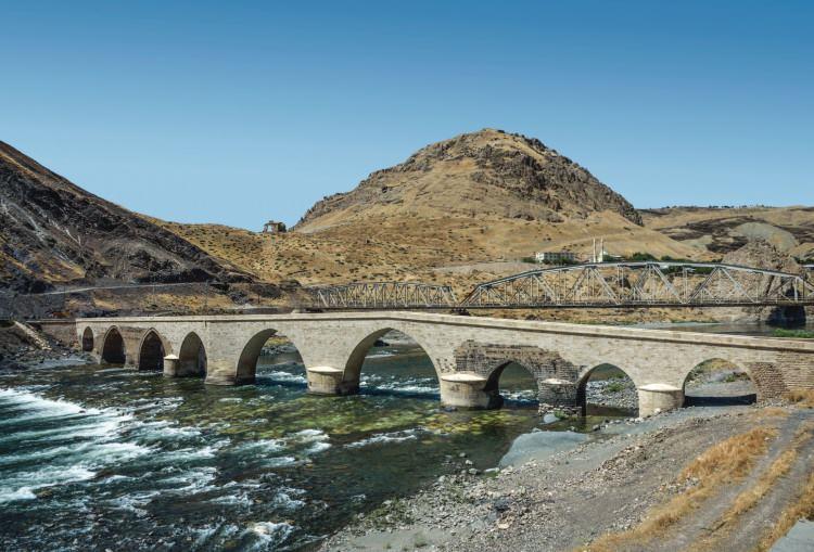 <p><strong>Palu Köprüsü</strong></p>

<p>Elazığ'daki Palu Kalesi'nin doğu yamacında ve Fırat Irmağının kolu olan Murat suyu üzerinde kuzey-doğu güney-batı yönünde uzanan Palu köprüsü, farklı genişlik ve yüksekliklerde sivri kemerli on kemer gözünden ibarettir. </p>
