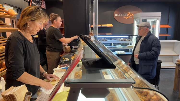 <p>Schiedam kentinde 12 yıldır bir fırında çalışan Hollandalı Ineke Ruijs de enerji krizi ve personel eksikliği nedeniyle çalıştığı, 25 yıldır hizmet veren fırının bu hafta kapanacağını dile getirdi.</p>
