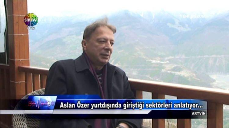 <p><span style="color:#000000"><strong>Defalarca kez yurt dışına da giden Özer, 14 Şubat'ta Dilara S.'ye jest yapmak istedi ve genç kadının evine habersiz bir şekilde gitti. Ancak apartman görevlisinden gerçeği öğrenen Özer, genç kadının aynı zamanda başka biriyle daha nikah masasına oturmaya hazırlandığını öğrendi. </strong></span></p>