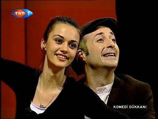 <p><strong> Böylece Hande Soral'ın ekran serüveni de başlamış oldu. Onun tanınmasını sağlayan yapım Küçük Kadınlar dizisi oldu.</strong></p>