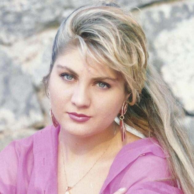 <p><strong>Sibel Can oryantal olarak başladığı kariyerine şarkıcılık yaparak devam etti.</strong></p>
