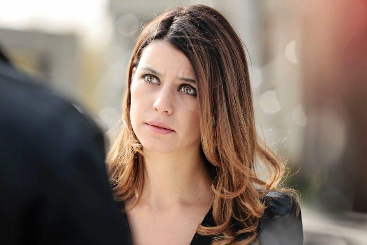 <p><span style="color:#B22222"><strong>BEREN SAAT</strong></span></p>
<p><strong>Öğretim görevlisi olma hayalini kurarken oyuncu olan Beren Saat, bir yarışmada keşfedildi.</strong></p>