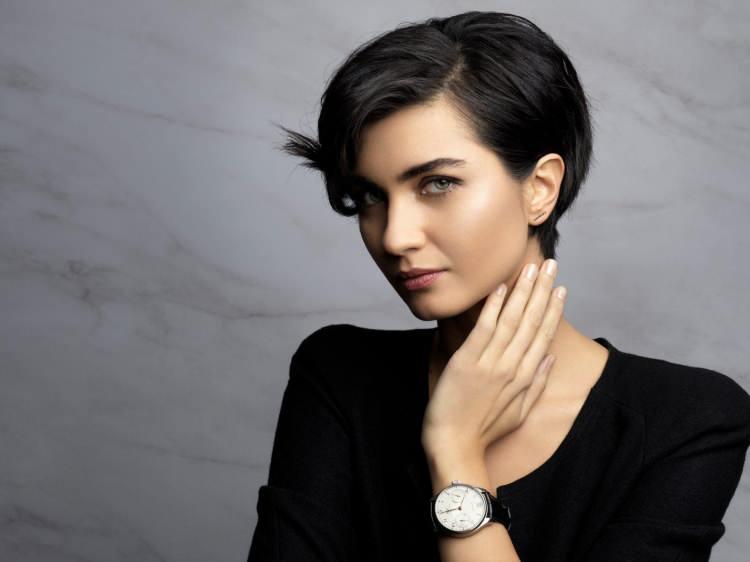 <p><span style="color:#B22222"><strong>TUBA BÜYÜKÜSTÜN</strong></span></p>

<p><strong>Mimar Sinan Üniversitesi Sahne Dekorları ve Kostüm Tasarımı bölümünü bitiren Tuba Büyüküstün, yönetmen Tomris Giritlioğlu ile tanıştıktan sonra hayatı değişTİ.</strong></p>
