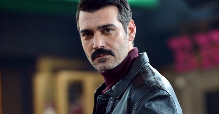 <p><strong> Ama maddi imkansızlıklar yüzünden Adana'da kalıp işletme okumuş. </strong></p>
