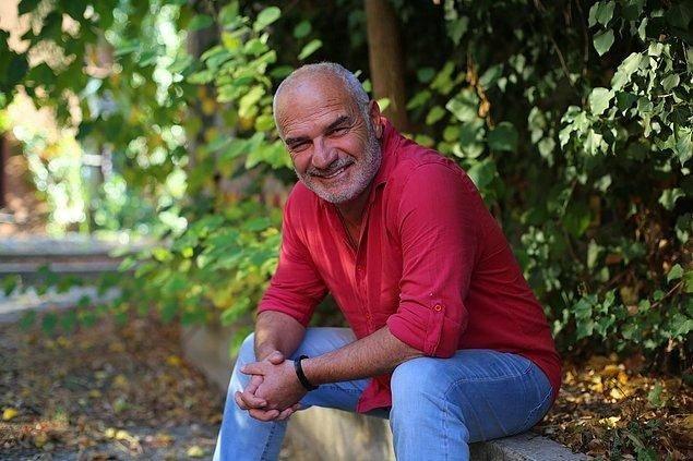 <p><strong>Hikayedeki hayat kurtaran amca ise usta oyuncu Erdal Cindoruk. Cindoruk, bu sezon da 'Gönül Dağı' dizisiyle izleyicilerin gönlüne taht kurdu. Yeğeni Caner Cindoruk gibi çocuk yaşta çalışma hayatına atılan Erdal Cindoruk, 14 yaşındayken şehir tiyatrolarında yer göstericiliği yapmaya başlamış. Açılan kurslara giren ünlü oyuncu bir oyunda rol kapmayı başarmış. </strong></p>
