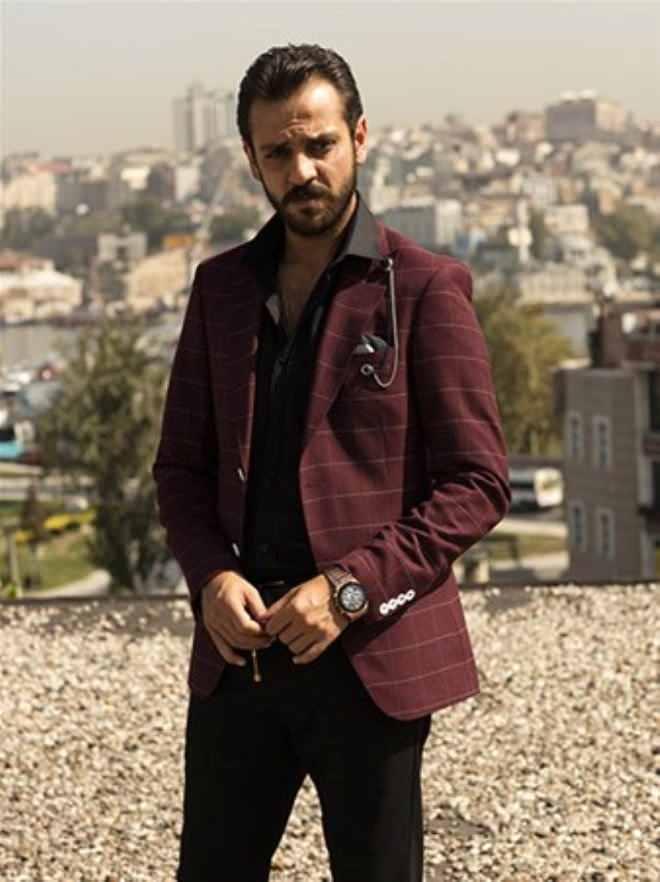 <p><span style="color:#B22222"><strong>ERKAN KOLÇAK KÖSTENDİL</strong></span></p>
<p><strong>Son dönemin en çok konuşulan isimlerinden biri olan Erkan Kolçak Köstendil, bir dönem kalecilik yapmış. Erkan Kolçak Köstendil oyunculuk serüvenini şöyle anlatıyor: Bursaspor'da kaleciydim. ÖSS'den yüksek puan alamazdım çünkü rakamlarla aram iyi değildi. Spor Akademisi'ne girmek isterdim ama kaleci olduğum için çok hızlı koşamıyordum. Geriye konservatuvar kaldı. Lisedeki hocam Zuhal Köseoğlu beni konservatuvara yönlendirdi. İstanbul'a telefon açıp "Bir çocuk göndersem bakar mısınız?" dedi.</strong></p>