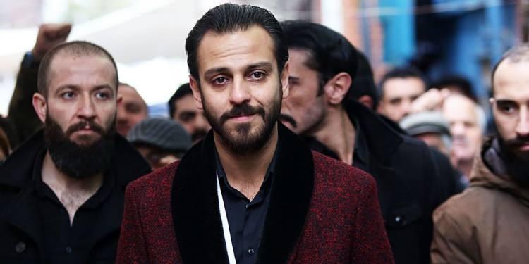 <p><strong>O dönem 'Romeo+ Juliet' adında bir film vardı. "Biliyorum, Leonardo DiCaprio" dedim. Erkan Can "Hay ..., çok işimiz var" dedi.  Ardından İstanbul'a gelip konservatuvara girdim. Oradan sonra ilk uzun soluklu işim 'Sakarya Fırat'ta oyunculuğa başladım. diyerek oyunculuk serüvenini açıkladı. </strong></p>
