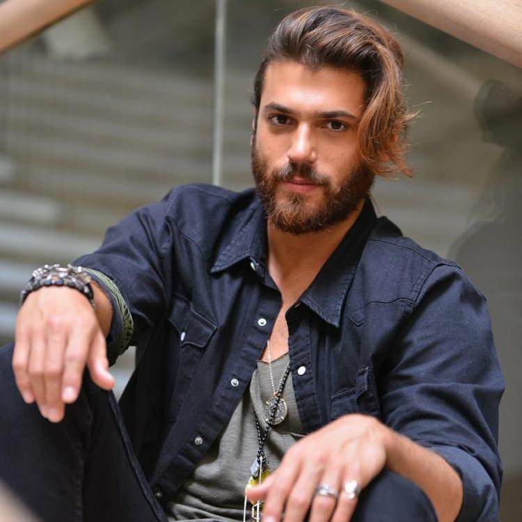 <p><span style="color:#800080"><strong>CAN YAMAN</strong></span></p>

<p><span style="color:#000000"><strong>Şimdilerde İatlya'da dizi çeken Can Yaman, oyuncu olmadan önce öğrenimini tamamladığı avukatlık mesleğini yürütüyordu.</strong></span></p>
