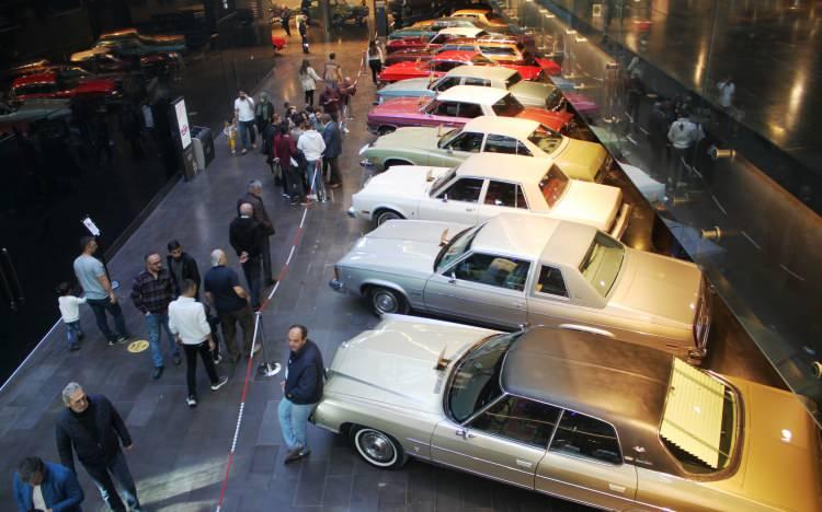 <p> Şu anda garajımızda bekliyor. 72 model Chevrolet Caprice, Chevrolet'ın en üst modeli bu araba. Direksiz olması, hardtop olması, 4 cam otomatik, klima merkezi sistem. Arabada defrost var, yeni model arabaların çoğunda defrost yok. 72 model olmasına rağmen bu arabada defrost var. Aklına ne geliyorsa bu araba mevcut” şeklinde konuştu.</p>
<div> </div>
<div>Klasik Otomobil Sergisi 8 Kasım’a kadar Selçuklu Kongre Merkezinde meraklıları bekliyor.</div>
<div> </div>