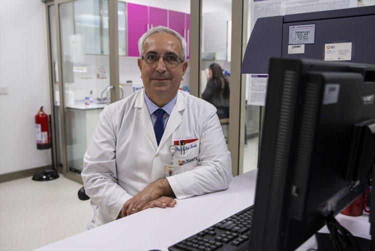 <p>Araştırmayla filtre kahvedeki eksozom benzeri taşıyıcıların içindeki mikroRNA'ların ilk kez ortaya konduğunu ve böylelikle kahvenin içindeki hangi maddelerin kanser hücrelerini öldürme mekanizmasında yer alabileceğinin saptandığını dile getiren Kürekçi, şunları kaydetti:</p>
<p>"Dünyada bugüne kadar kahvenin DNA'sı tam olarak sekanslanmamıştı. Bununla birlikte, kahve eksozomları hakkında da kapsamlı bir bilgi yoktu. Bunu saptayabilmek için önce araştırma laboratuvarımızda kendi geliştirdiğimiz 'boyut dışlama yöntemi'ni kullanarak eksozomlar izole edildi. Daha sonra da bu eksozomlardaki mikroRNA'ların genetik materyalini tanımladık. Bu tanımlamalar dünyada ilk defa yapıldı.</p>