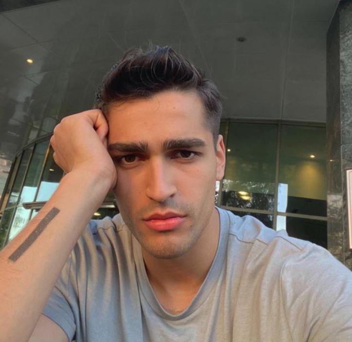 <p><span style="color:#B22222"><strong>Yalı &Ccedil;apkını</strong></span><span style="color:#800080"><strong> dizisinde oynadığı </strong></span><span style="color:#B22222"><strong>'Ferit'</strong></span><span style="color:#800080"><strong> rol&uuml;yle izleyicilerin sevgisini kazanan gen&ccedil; oyuncu </strong></span><span style="color:#B22222"><strong>"Mert Ramazan Demir"</strong></span><span style="color:#800080"><strong>in değişimi g&ouml;renlerin ağzını a&ccedil;ık bırakıyor. Yıllar &ouml;ncesi g&ouml;r&uuml;nt&uuml;leri ortaya &ccedil;ıkan Demir'in uzun sa&ccedil;lı halini g&ouml;renler oyuncuyu</strong></span><span style="color:#B22222"><strong> </strong></span><span style="color:#800080"><strong>tanıyamıyor. Değişmeyen tek şeyin kaşları olan gen&ccedil; oyuncunun yıllar &ouml;nceki hali ortaya &ccedil;ıktı...</strong></span></p>
