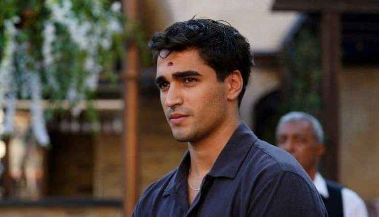 <p><span style="color:#B22222"><strong>Afra Sara&ccedil;oğlu,&nbsp;&Ccedil;etin Tekindor, Şerif Sezer, Emre Altuğ ve G&ouml;zde Kansu</strong></span><span style="color:#800080"><strong> gibi isimlerin bir araya geldiği dizi </strong></span><span style="color:#B22222"><strong>'Yalı &Ccedil;apkını' </strong></span><span style="color:#800080"><strong>dizisiyle g&uuml;ndemden d&uuml;şmeyen oyuncu </strong></span><span style="color:#B22222"><strong>Mert Ramazan Demir</strong></span><span style="color:#800080"><strong> oyunculuğu ve sempatik tavırlarıyla olduğu kadar sosyal medyada kaşlarıyla da g&uuml;ndem oldu. Geniş hayran kitlesine ulaşan Demir'in eski hali sevenleri tarafından olduk&ccedil;a merak ediliyor.</strong></span></p>
