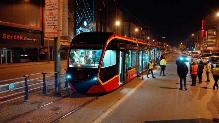 <p>Kayseri Büyükşehir Belediye Başkanı Dr. Memduh Büyükkılıç, Anafartalar-Şehir Hastanesi-Mobilya Kent Tramvay Hattı’nın ilk tramvay aracının şehrin yollarına indiğini duyurdu. Başkan Büyükkılıç, “Rengini şehrimizin marka değeri Kayserisporumuzdan, detaylarını ise Erciyes’imizden alan yeni tramvayımız şehrimizin yollarında” dedi.</p>