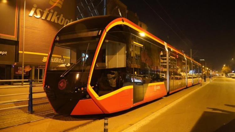 <p>Kent genelinde ulaşım konforundaki standardı en üst seviyeye çıkarmak amacıyla yatırım ve projelerini bir bir hayata geçiren Dr. Memduh Büyükkılıç başkanlığındaki Kayseri Büyükşehir Belediyesi şehre kazandırdığı yeni yolların yanı sıra raylı sistem ağını da genişletecek çalışmaları hız kesmeden sürdürüyor.</p>