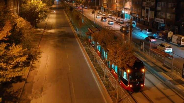 <p>Başkan Büyükkılıç, “Yerli ve milli imkanlarla üretilen yeni tramvay aracımız şehrimizin yollarında seyrine başladı hamdolsun. Sarı kırmızı renkler de bu şehre çok yakıştığı için rengini şehrimizin marka değeri Kayserisporumuzdan alan sarı kırmızı seçtik. Detaylarını ise Erciyes’imizin ihtişamından alan yerli tramvayımız Kayseri’mize hayırlı olsun” dedi.</p>
