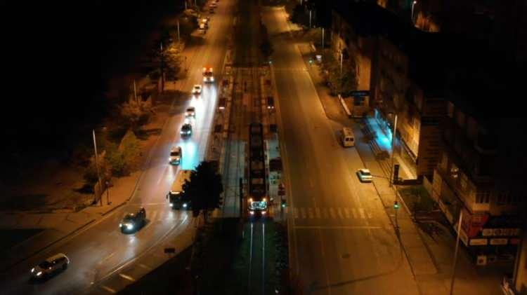 <p>6,7 kilometre uzunluğundaki Kayseri-Anafartalar-Şehir Hastanesi-Mobilya Kent Tramvay Hattı’nın istasyon sayısının 11 olduğunu, dolgu, beton imalatları, ray montajları, kataner direk ve tel montajları, elektrik ve fiberoptik kablo işlerinin tamamlandığını da hatırlatan Başkan Büyükkılıç, çalışmaların kısa sürede tamamlanacağını kaydetti. Büyükkılıç, Ulaştırma ve Altyapı Bakanı Adil Karaismailoğlu ve AK Parti Genel Başkan Yardımcısı Mehmet Özhaseki başta olmak üzere projede emeği geçenlere teşekkür etti.</p>