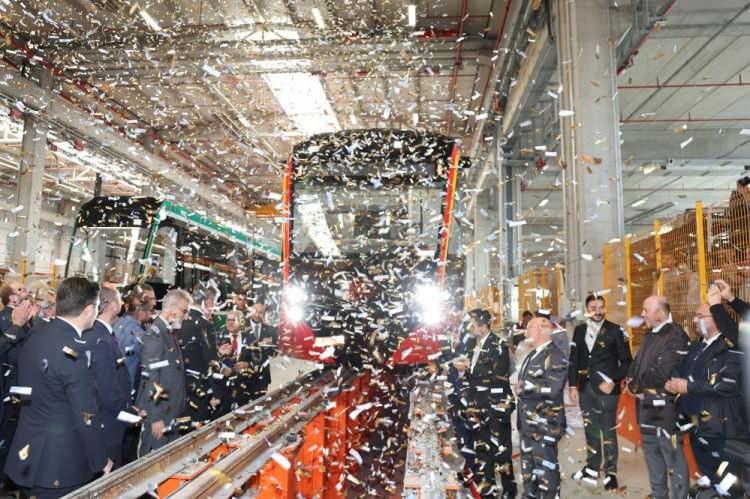 <p>Kayseri’de çalışacak 5 araçtan birisi olan ve törenle teslim edilen yeni tramvay aracının uzunluğu 32,7 metre, genişliği 2,65 metre, yolcu kapasitesi 288 ve hızı da saatte 70 kilometre olacak. </p>