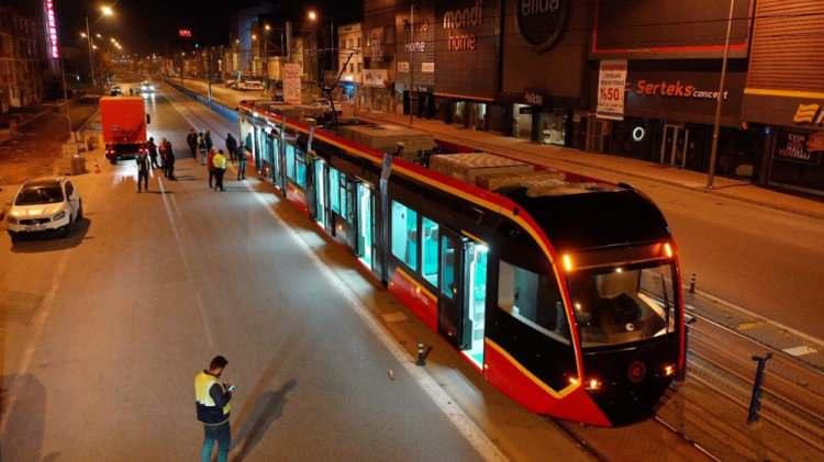 <p>Tramvaya üç aşamalı üstün konforlu koltuklar yerleştirilirken, koltuk döşemelerinde Erciyes motifleri kullanıldı. Ayrıca bisiklet ve scooter bağlama yerleri ve şarj üniteleri yapıldı.</p>
