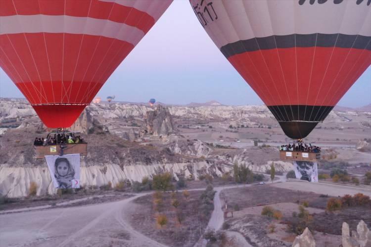 <p>Türk Kızılay tarafından hazırlanan "İnsanlığın Yedi Yüzü" fotoğrafları, sıcak hava balonlarıyla Kapadokya semalarında sergilendi.</p>
