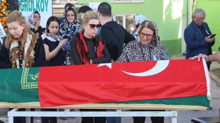 <p>Cenaze törenine Kırklareli Valisi Birol Ekici, İstanbul Üniversitesi - Cerrahpaşa Rektör Yardımcısı Prof. Dr. Erol İnce, Lüleburgaz Kaymakamı Salih Yüce, akrabaları ve sevenleri katıldı.</p>
