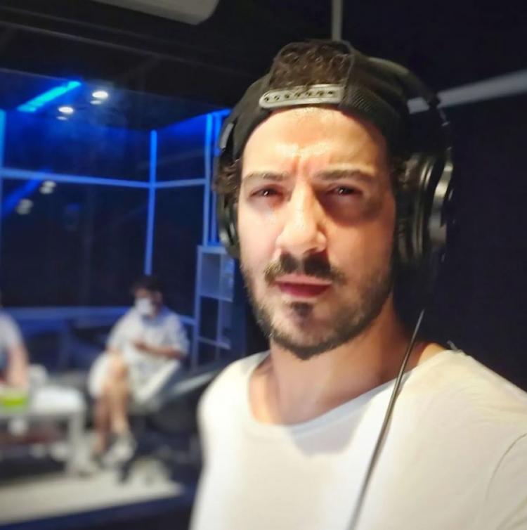<p><span style="color:#800080"><strong>Paşhan Yılmazel hem kariyerini hem de imajını değiştirme yoluna gitti.</strong></span></p>
