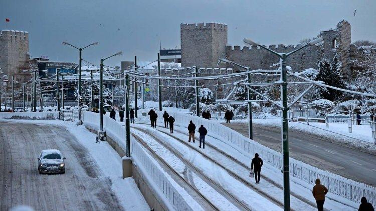 <p>Bu soğuk ve yağışlı sistem aşağı yukarı 1 hafta kadar sürecek. Özellikle 14 ila 24 Kasım arasında yurdun kuzey ve iç kesimlerinde hava sıcaklıkları mevsim normallerinin altında seyredecek.</p>
