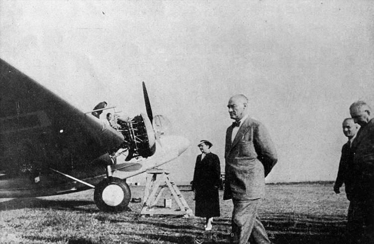 <p>Cumhurbaşkanı Atatürk, 1937'de Yeşilköy Askeri Havaalanı'nda incelemelerde bulundu. Afet İnan (solda), Salih Bozok (sağda).</p>