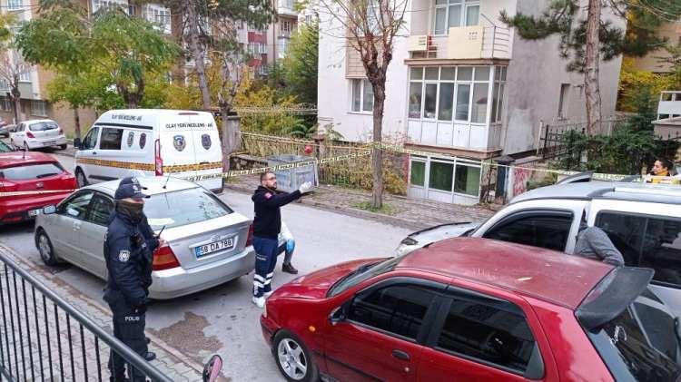 <p>Aracın kapısını açarak el frenini çekmeye çalışan Gülhan, bu sırada park halindeki 38 AET 119 plakalı otomobil ile kendi aracı arasında sıkıştı.</p>undefined